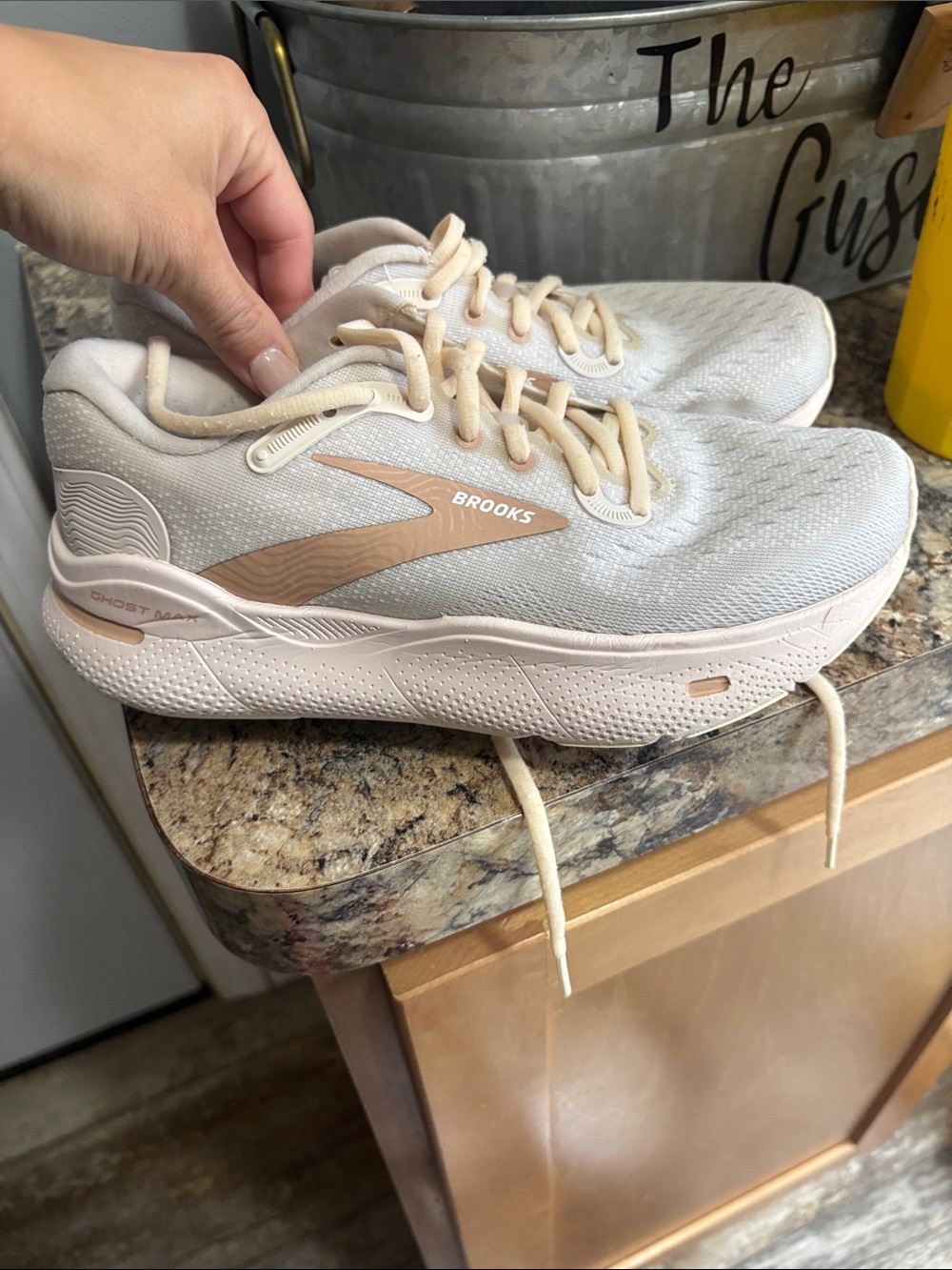 Brooks Women's Athletic Shoes - Light Peach/Cream size 7